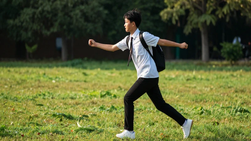 20 Reglas de Educación Física para un Rendimiento Óptimo 8 Estudiante dinámico en campo vibrante con estética premium