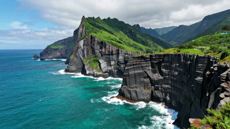 Acantilados contrastan majestuosamente mar y montaña