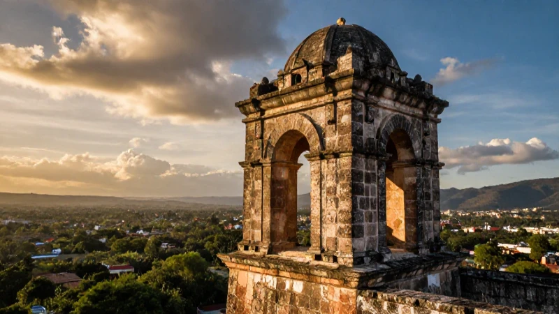 Torre antigua en paisaje mexicano al atardecer
