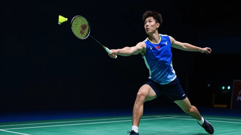 Jugador de bádminton dinámico en un impacto intenso