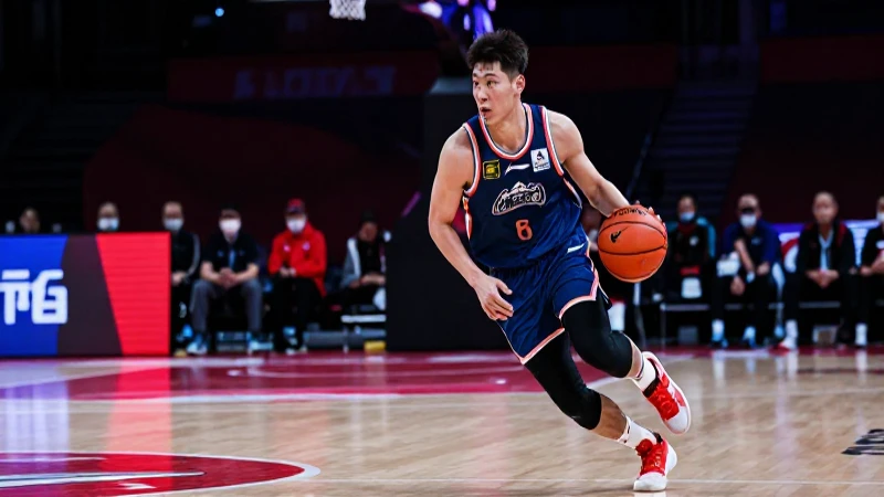 Jugador de baloncesto dinámico en acción
