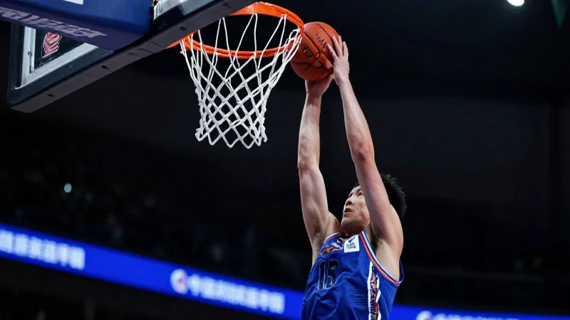 Baloncesto dinámico con jugador en mate y luces dramáticas
