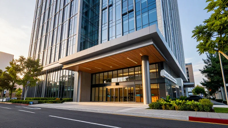 Entrada moderna de Plaza Médica con diseño urbano premium