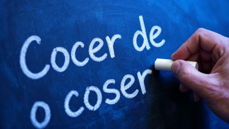 Cocer o coser: Cuál es la forma correcta de escribir 3 Coser significa unir telas mediante puntos