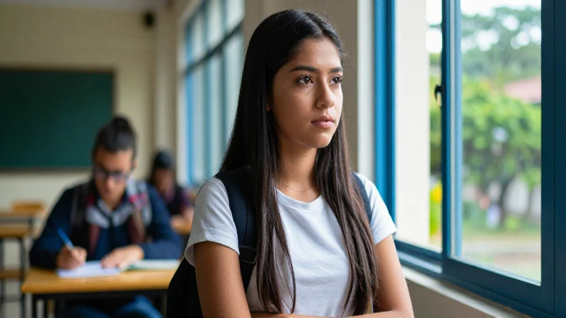 Joven mexicana decidida en entorno educativo moderno