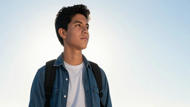 Conoce la Nueva Escuela Mexicana: orientación académica y profesional para transformar tu futuro 3 Estudiante mexicano ve oportunidades académicas en un horizonte