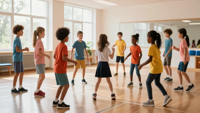 Niños diversos colaboran en juego activo en gimnasio moderno