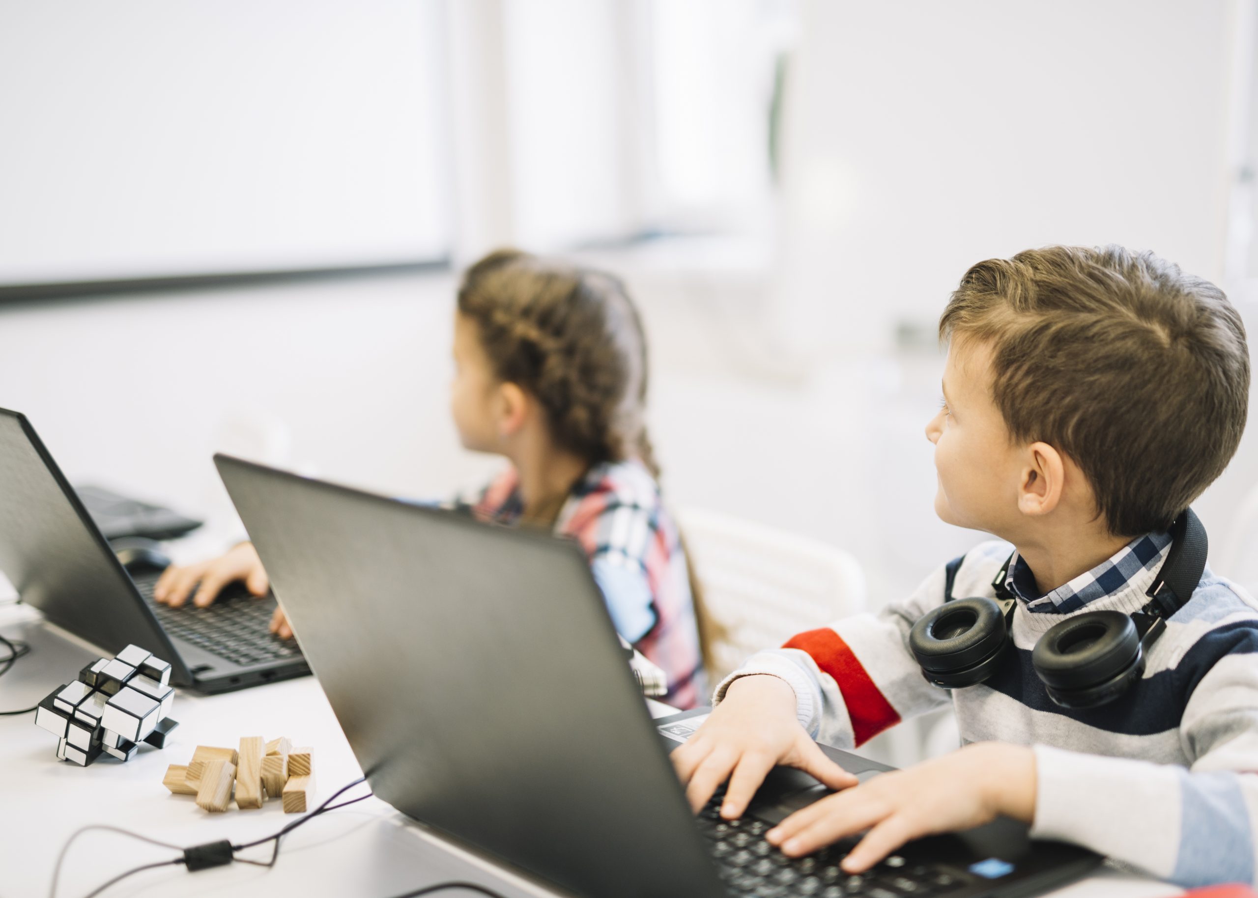 conoce los mejoress beneficios de la tecnologia en la educacion