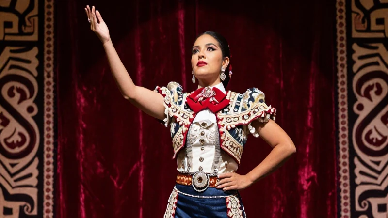 Conoce la belleza y tradición de la copla en su forma más auténtica 5 Cantante mexicana elegante con vestuario barroco dramático