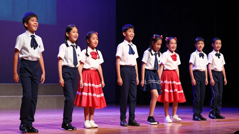 Estudiantes felices colaboran en teatro