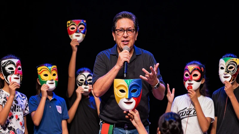 Profesor mexicano brillante guía drama con estilo teatral