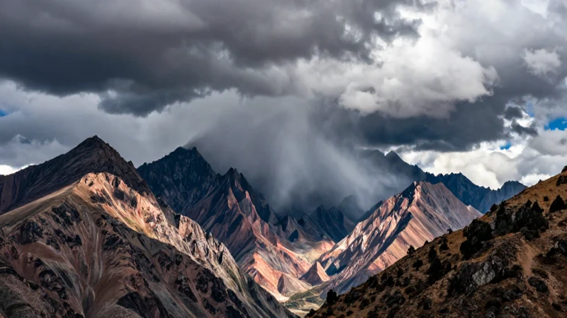 Montañas dramáticas, tormentas, colores vibrantes