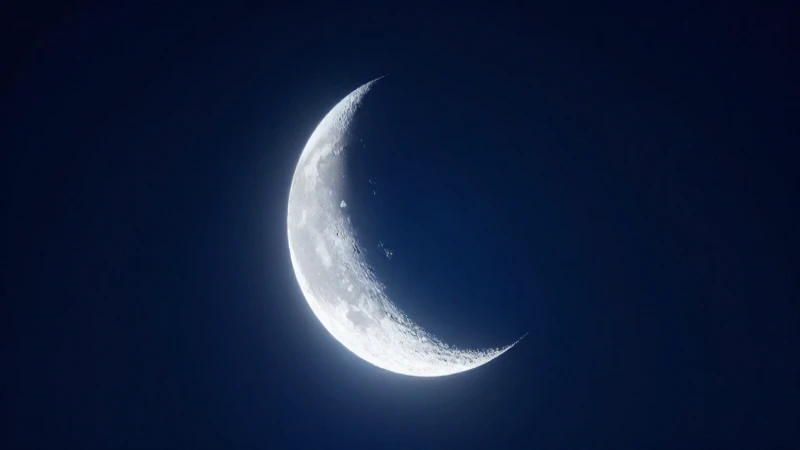 Cuarto Creciente: Definición y Concepto Esenciales 3 La luna creciente brilla con luz intensa