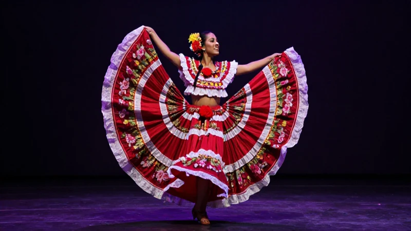 Danza Mesoamericana vibrante en acción y significado