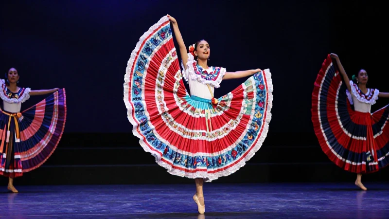 Bailarinas de ballet y folklore contrastan dramáticamente