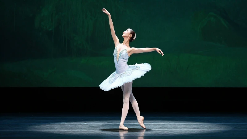 Bailarina moderna en escenario minimalista, iluminación dramática