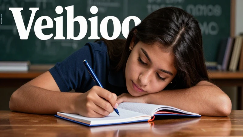 Estudiante creativo escribe intensamente en un cuaderno