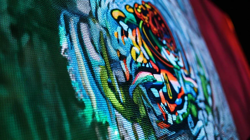 Pantalla digital mexicana vibrante, estilo revista