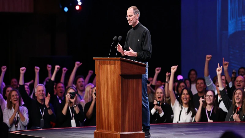 Steve Jobs hablando en gran escenario épico