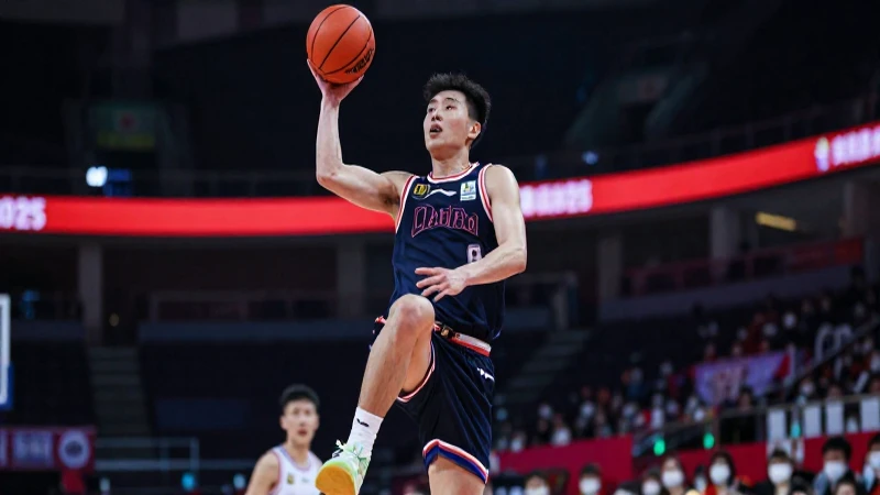 Jugador de baloncesto dinámico y enfocado