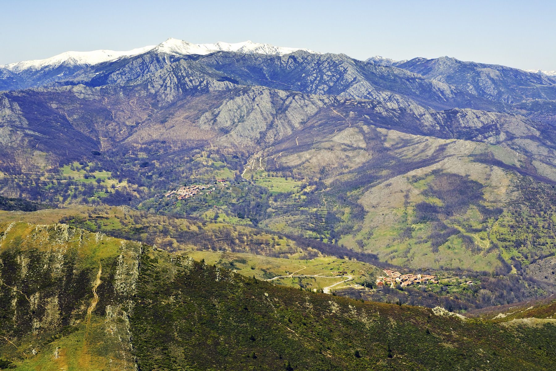 explora el impacto del relieve montanoso en paisajes asombrosos