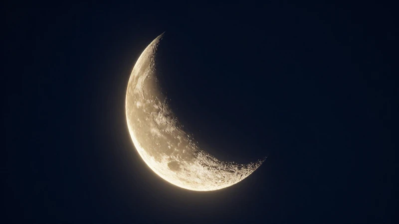 Fase de la Luna: Descubre sus Místicos Ciclos y Efectos 9 Luna creciente dorada, mapa estelar etéreo