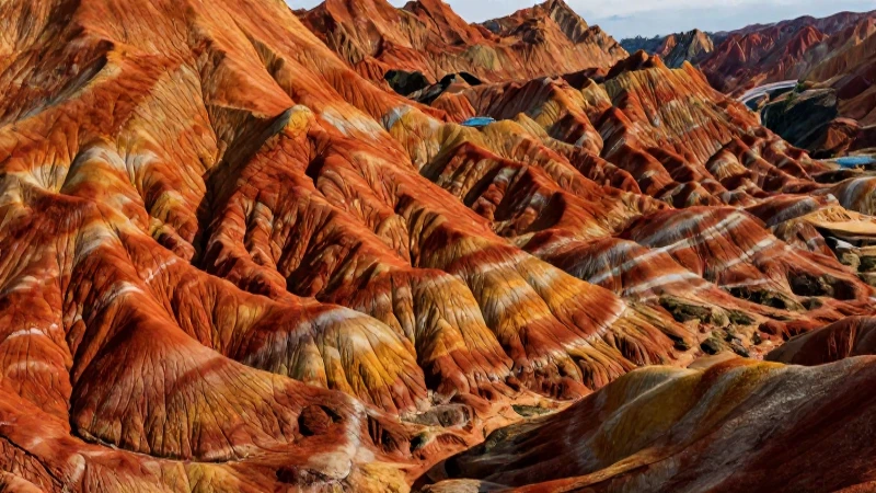 Paisaje de montaña detallado y vibrante