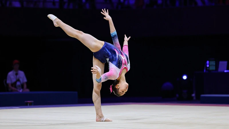 Gimnasia artística: definición y concepto fundamental 4 Gymnasta elegante en rutina dramática