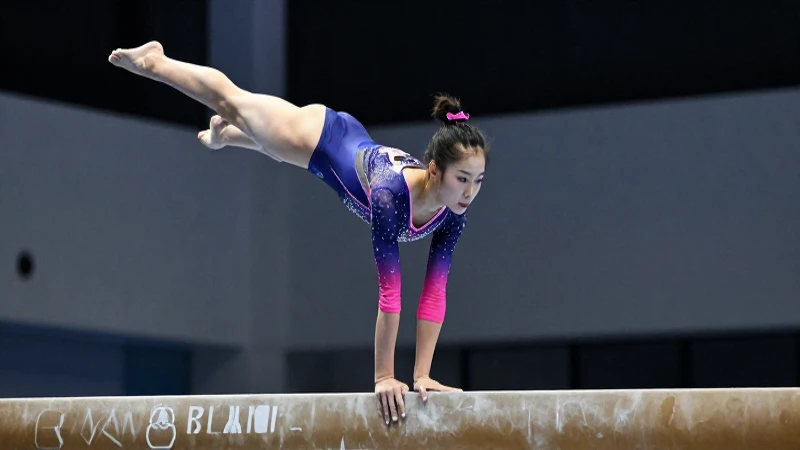 Gimnasia artística: definición y concepto fundamental 5 Artística en acción, equilibrio intenso y foco dramático