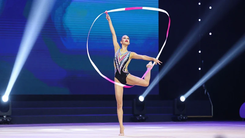 Gimnasta mexicana elegante con cintas