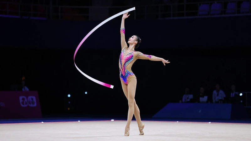 Qué es la gimnasia rítmica y cómo se compite en ella 6 Elegante gimnasta gira cinta con dinamismo