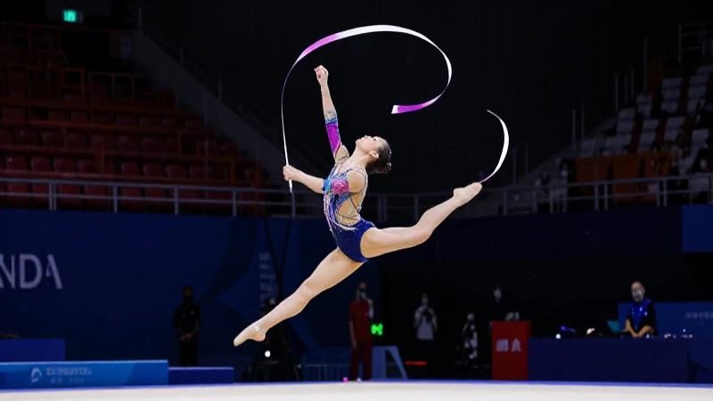 Qué es la gimnasia rítmica y cómo se compite en ella 11 Gimnasta en salto rítmico, alta calidad