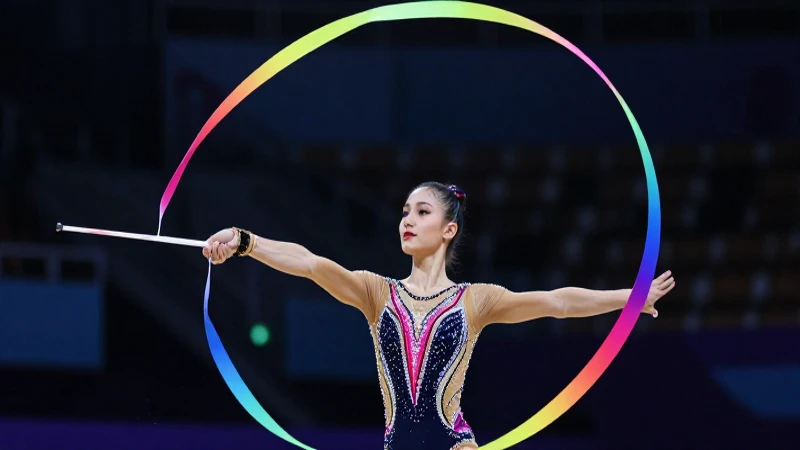Qué es la gimnasia rítmica y cómo se compite en ella 8 Gimnasta rítmica dinámica con vibrante cinta