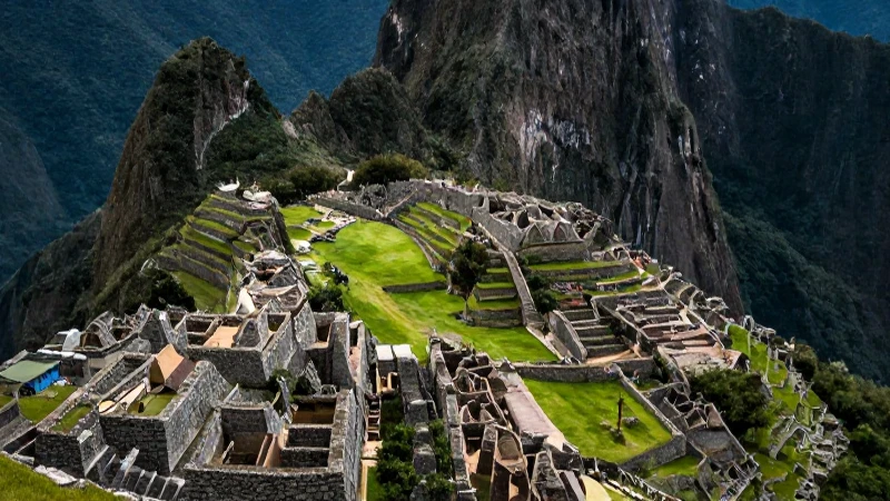 Incas: Su Cultura, Religión, Economía y Organización Social 6 Arquitectura inca en el andes con estilo cinematográfico