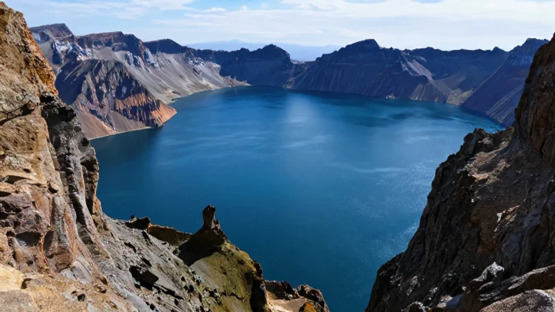 Qué son los lagos, su formación y clasificaciones 5 Vista geológica de lago azul y montañas