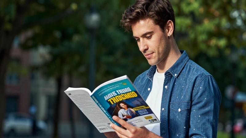 Domina el español con nuestra guía completa: Libro para fluidez total, nivel 4 3 Estudiante moderno con estética editorial