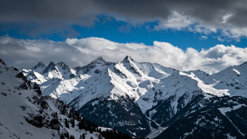 Alps majestuosos en dramático cielo azul