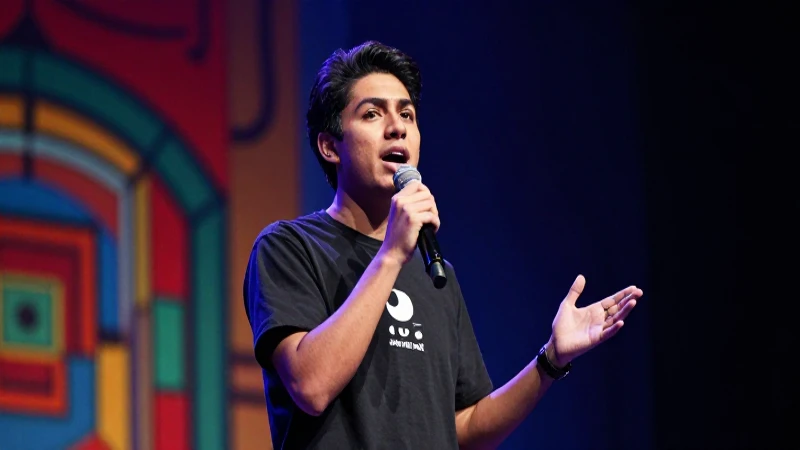 Monólogos: Ejemplos de Monólogos Cortos y Efectivos 5 Joven expresivo en foco dramático estilo mexicano
