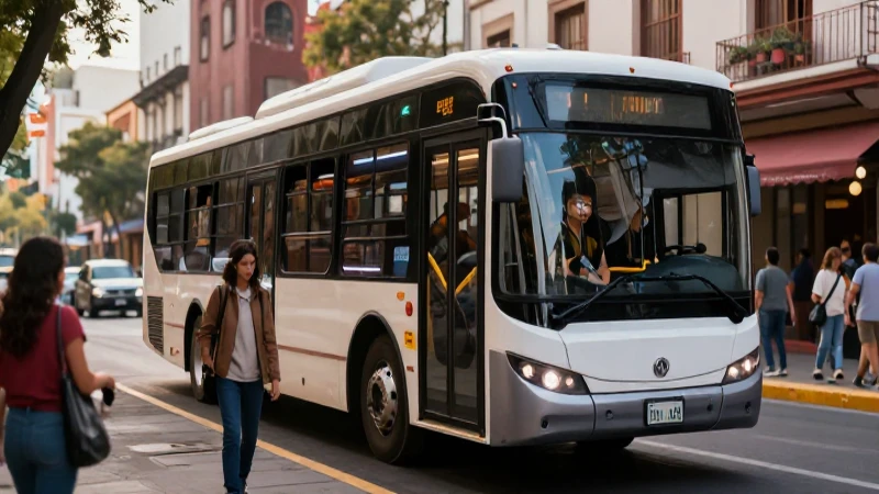 Ómnibus: Definición, concepto y su importancia actual 5 Bus moderno en vibrante ciudad mexicana con estilo profesional