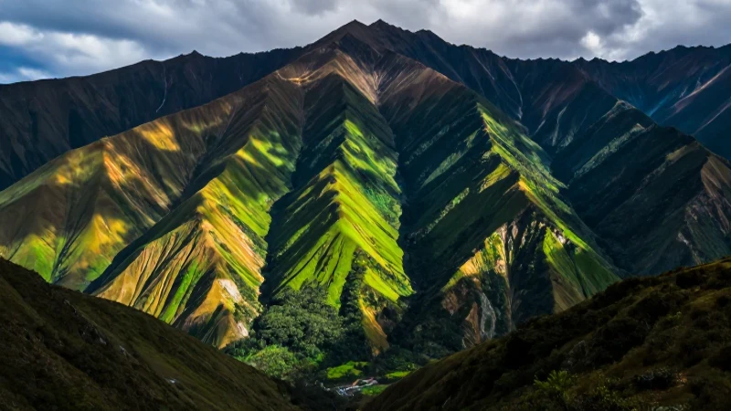 Paisaje andino dramático con zonas ecológicas vibrantes