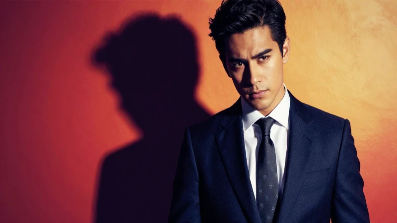 Hombre profesional sofisticado con sombras cinematográficas