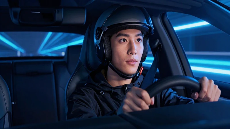 Joven confiado conduce coche moderno