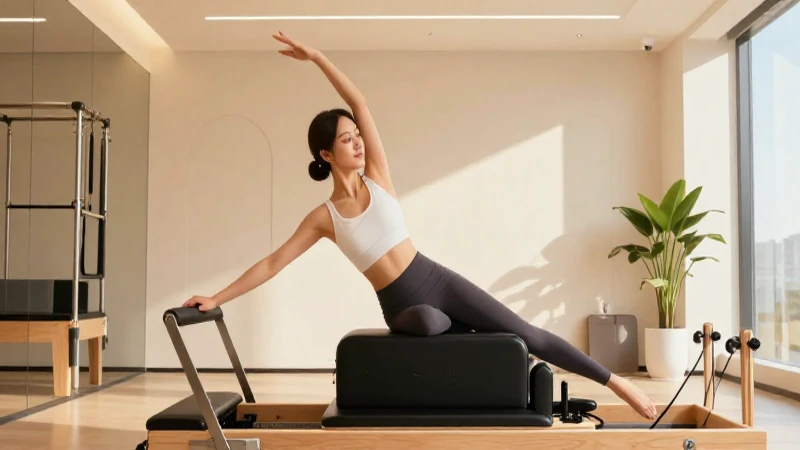 Mujer elegante hace Pilates en estudio minimalista