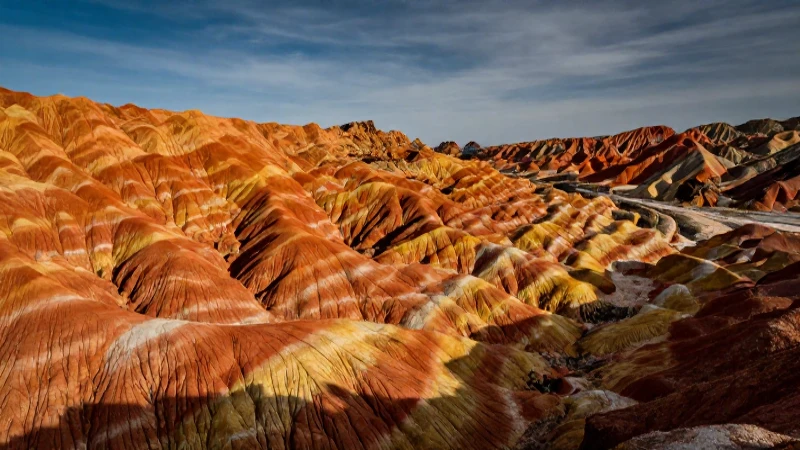Paisaje vibrante con colores intensos y detalles rugosos