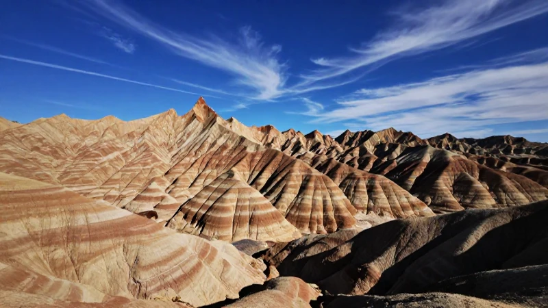 Majestosas mesetas rocosas bajo cielo azul vibrante