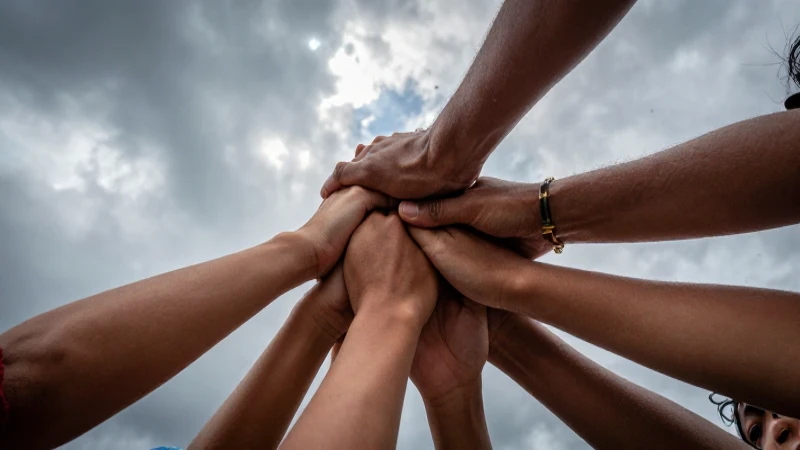 Qué es la solidaridad y cuáles son algunos ejemplos y frases 4 Manos unidas con inspiración en un contexto mexicano