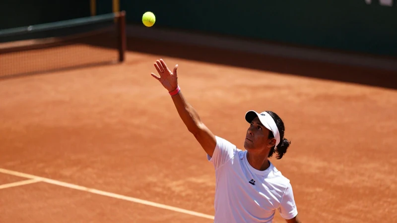 Servicio de tenis vibrante en cancha de arcilla