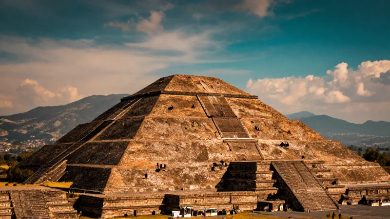 Teotihuacanos: Historia, Religión y Aportes Culturales 4 Pirámide de Teotihuacán espectacular y vibrante