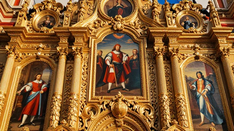 Retablo barroco colonial con detalles reales