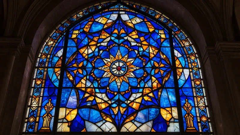 Vitrales: definición, historia, ejemplos y su significado 3 Vidriera geométrica vibrante en un arco colonial